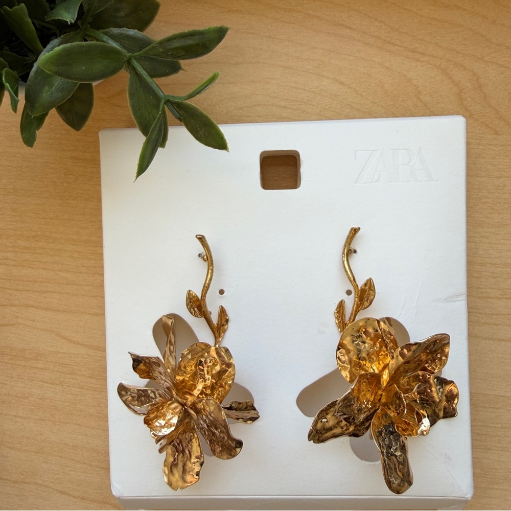 Zara Gold Textured Flower & Stem Earrings NWT - Picture 3 of 9